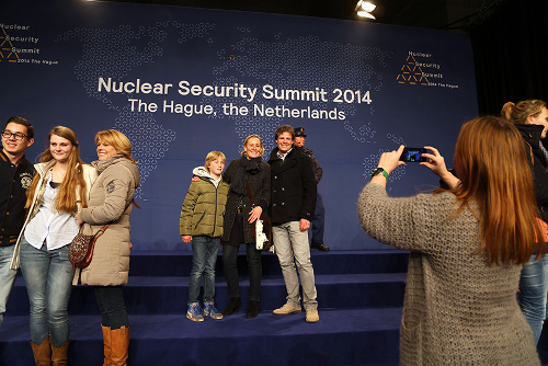 Bezoekers bekijken na afloop de locatie van de nucleaire top in Den Haag